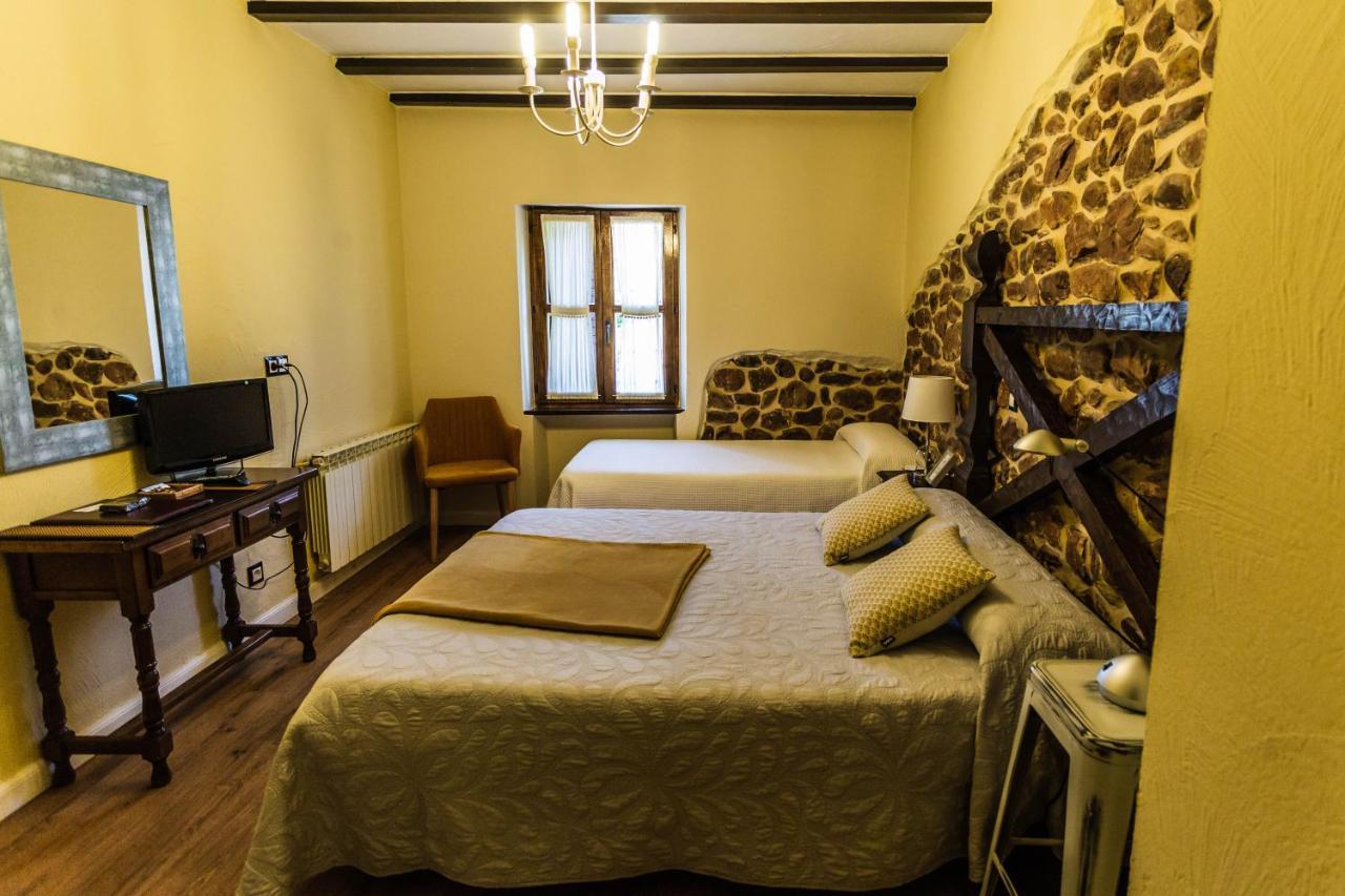 Posada Real La Montanesa Corrales De Buelna Esterno foto