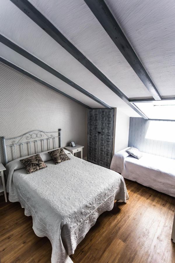 Posada Real La Montanesa Corrales De Buelna Esterno foto