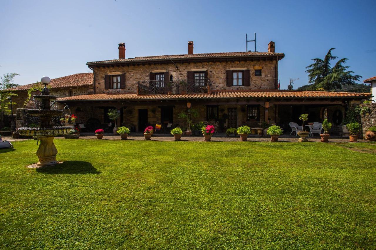 Posada Real La Montanesa Corrales De Buelna Esterno foto