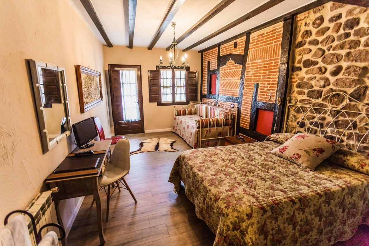 Posada Real La Montanesa Corrales De Buelna Esterno foto