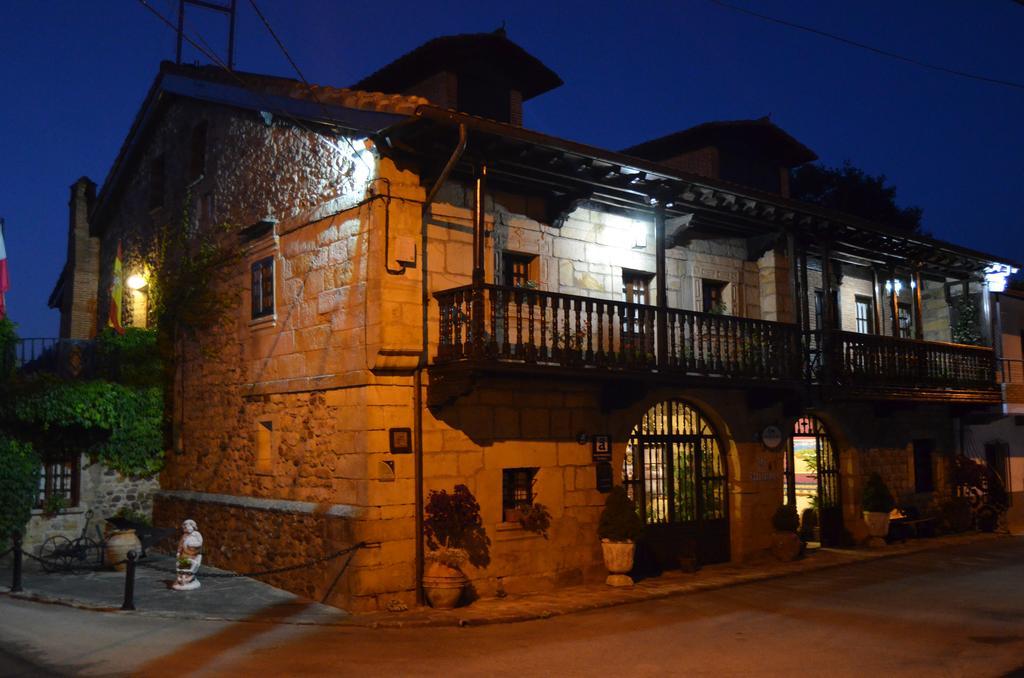 Posada Real La Montanesa Corrales De Buelna Esterno foto