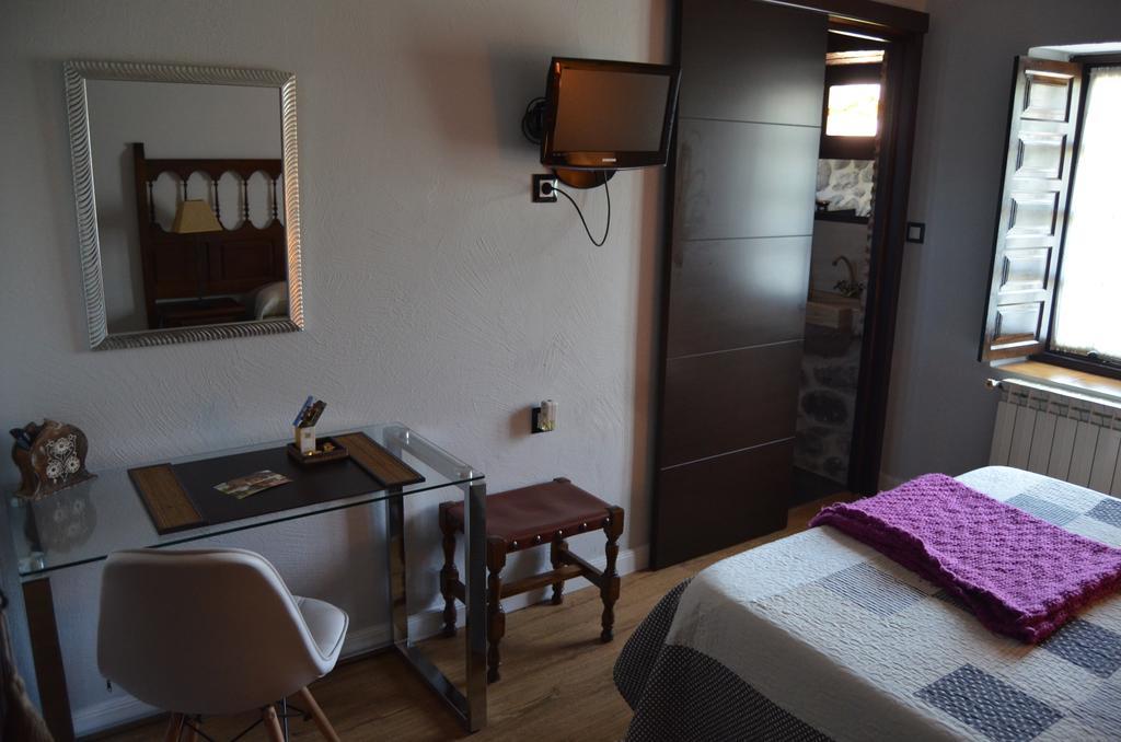 Posada Real La Montanesa Corrales De Buelna Esterno foto