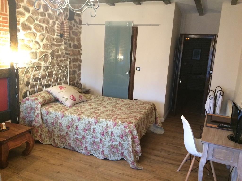 Posada Real La Montanesa Corrales De Buelna Esterno foto