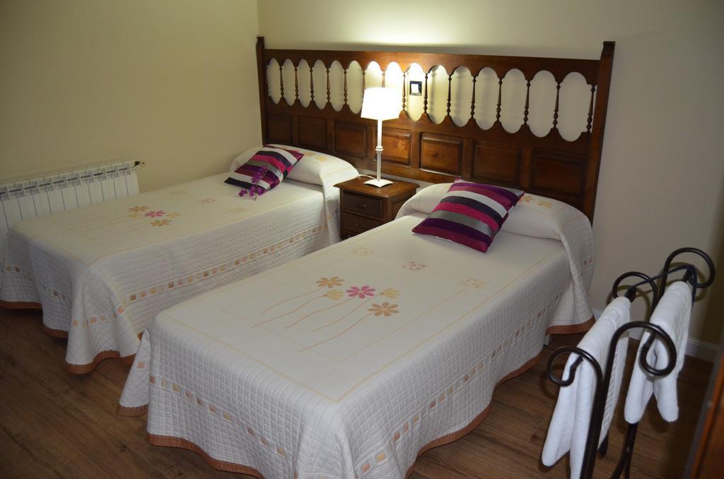 Posada Real La Montanesa Corrales De Buelna Esterno foto